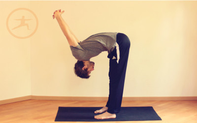 UTTANASANA  · Beneficios de la práctica de Yoga