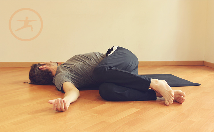 SUPTA MATSYENDRASANA · Beneficios de la práctica de Yoga
